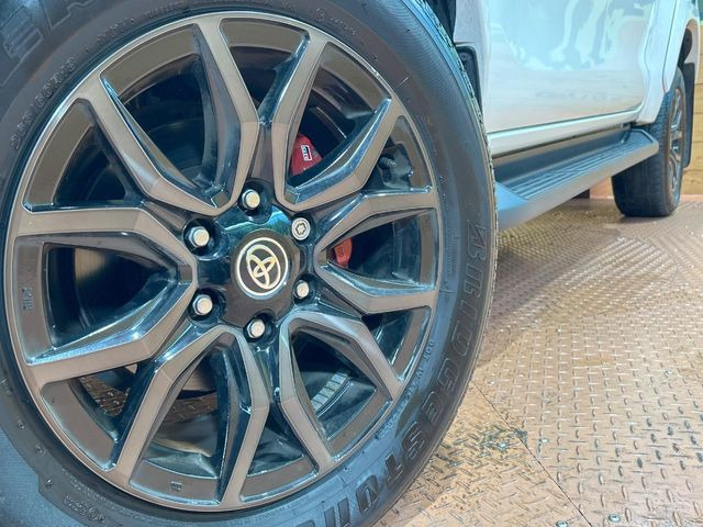 �y�O���[�h��p����18�C���`�A���~�z�C�[���z�f�U�C�����̍��������A���~�z�C�[���𑕒����Ă���܂��B�e��ЊO�A���~�z�C�[����A�X�^�b�h���X�^�C�����戵�����Ă���܂��B���񂲑��k����������