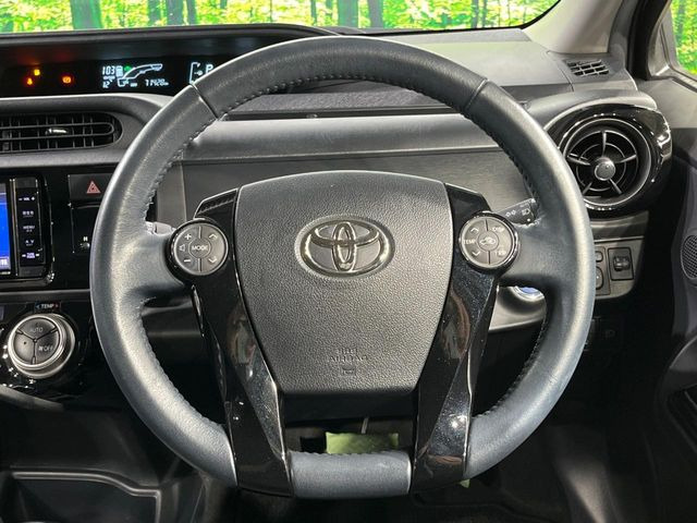 �C���e���A�ɍ��킹���f�U�C���̃X�e�A�����O�́A�^�]�������̂��Ƃ��l���A�^�]���₷���`��A�傫���ł��B�����x�A���ۂɐG���Ă��m���߂��������B