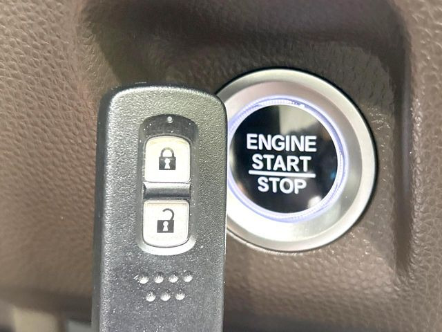 �yHonda�X�}�[�g�L�[�z�J�o����|�P�b�g�ɓ��ꂽ�܂܂ł��h�A�̎{���E�������\�ȃX�}�[�g�L�[�𑕔��B�G���W���̃I���E�I�t�����J�M�����o���K�v����������Ƃ��Ă��֗��ł���