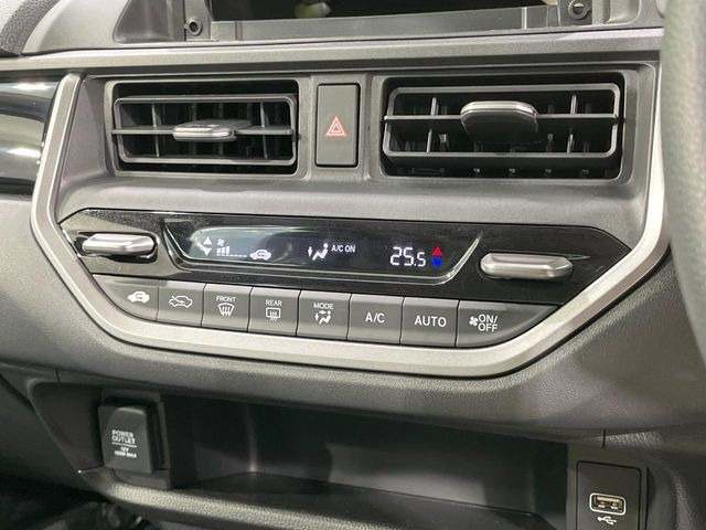 【オートエアコン】一度お好みの温度に設定すれば、車内の温度を検知し風量や温度を自動で調整。暑い&hellip;寒い&hellip;と何度もスイッチ操作をする必要はありません。快適な車内空間には必須の機能ですね♪