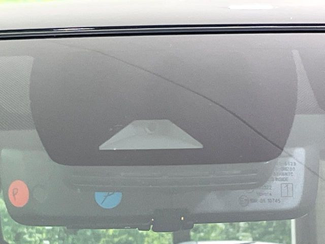 【プリクラッシュセーフティ】前方の車両等を検知し、衝突しそうな時は警報で注意を促し、ブレーキを踏む力をサポート。ブレーキを踏めなかった場合は衝突被害軽減ブレーキが作動、衝突回避をサポートします。