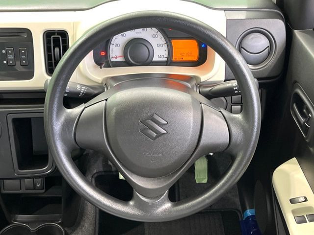 �C���e���A�ɍ��킹���f�U�C���̃X�e�A�����O�́A�^�]�������̂��Ƃ��l���A�^�]���₷���`��A�傫���ł��B�����x�A���ۂɐG���Ă��m���߂��������B