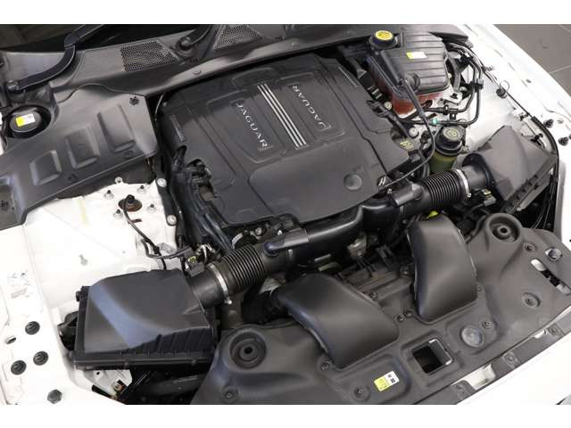 4.9L V�^8�C��DOHCS�`���[�W���[�A550ps/69.3kg�A�S��&times;�S��&times;�S��mm 5135&times;1905&times;1455mm�A�ԗ��d�� 1960kg