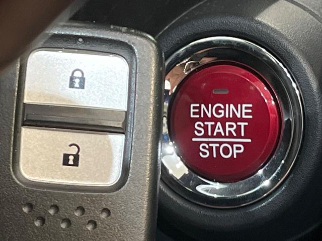 �yHonda�X�}�[�g�L�[�z�J�o����|�P�b�g�ɓ��ꂽ�܂܂ł��h�A�̎{���E�������\�ȃX�}�[�g�L�[�𑕔��B�G���W���̃I���E�I�t�����J�M�����o���K�v����������Ƃ��Ă��֗��ł���