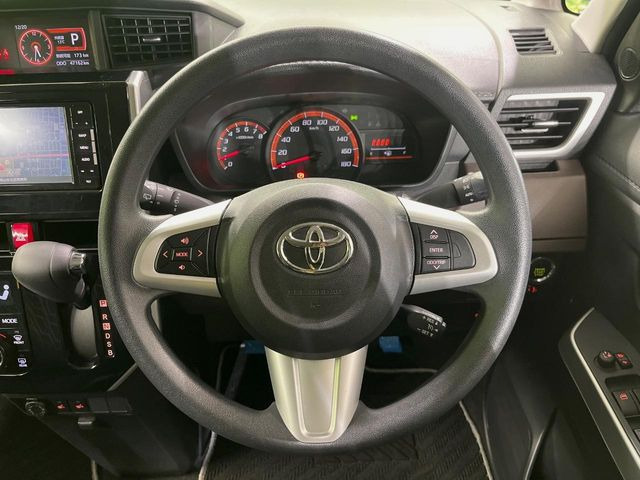 �C���e���A�ɍ��킹���f�U�C���̃X�e�A�����O�́A�^�]�������̂��Ƃ��l���A�^�]���₷���`��A�傫���ł��B�����x�A���ۂɐG���Ă��m���߂��������B