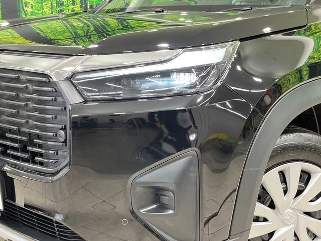 【LEDヘッドライト】悪天候や夜間走行時も良好な視界を確保し安心して運転できる高輝度LEDヘッドライトを装備!点灯速度が早く、消費電力も抑えられています。