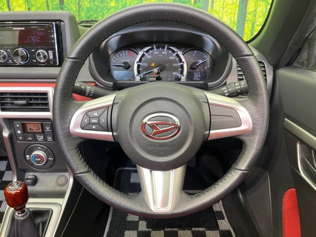 �C���e���A�ɍ��킹���f�U�C���̃X�e�A�����O�́A�^�]�������̂��Ƃ��l���A�^�]���₷���`��A�傫���ł��B�����x�A���ۂɐG���Ă��m���߂��������B