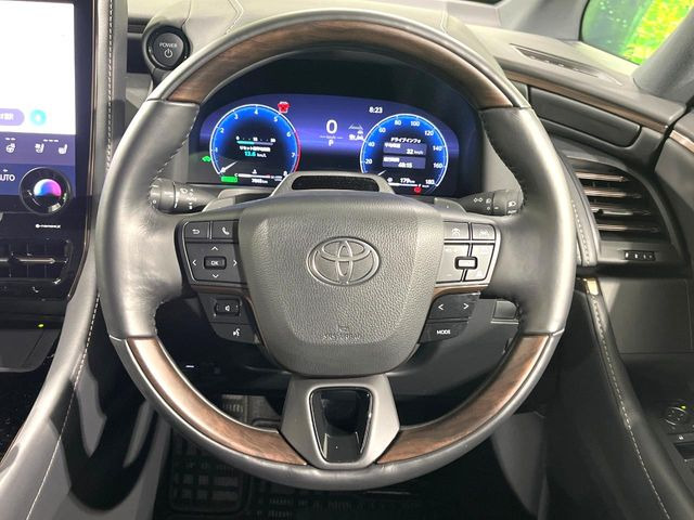 【ウッドコンビステアリング】高級感ある木目調パーツを採用した手に良く馴染むコンビハンドル。運転席廻りの雰囲気も一気に豪華になります!