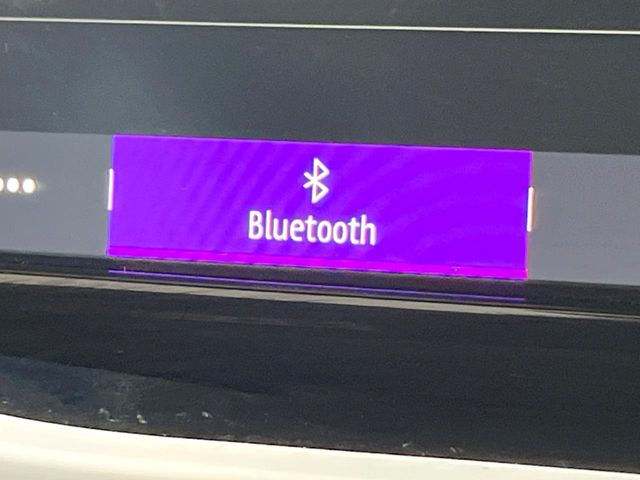 ��Bluetooth:���莝���̃X�}�[�g�t�H���ȂǂƐڑ����A�n���Y�t���[�ʘb��Տꊴ����~���[�W�b�N�Đ������y���݂��������܂��B�����ڑ��ł��̂Ŕς킵��������܂����