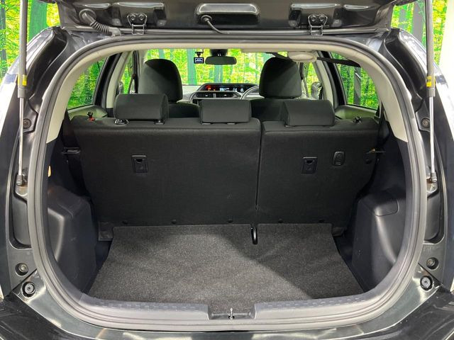 ���i�̂���������ʋ΁A���}���ɏ\���ȉ׎��X�y�[�X���m�ۂ��Ă���܂��B�Z�J���h�V�[�g��|���ƁA�傫�ȉו��̐ύڂ��\�ł���