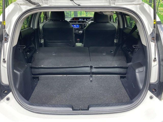 ���i�̂���������ʋ΁A���}���ɏ\���ȉ׎��X�y�[�X���m�ۂ��Ă���܂��B�Z�J���h�V�[�g��|���ƁA�傫�ȉו��̐ύڂ��\�ł���