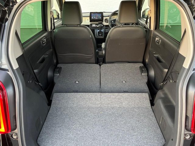 ���i�̂���������ʋ΁A���}���ɏ\���ȉ׎��X�y�[�X���m�ۂ��Ă���܂��B�Z�J���h�V�[�g��|���ƁA�傫�ȉו��̐ύڂ��\�ł���