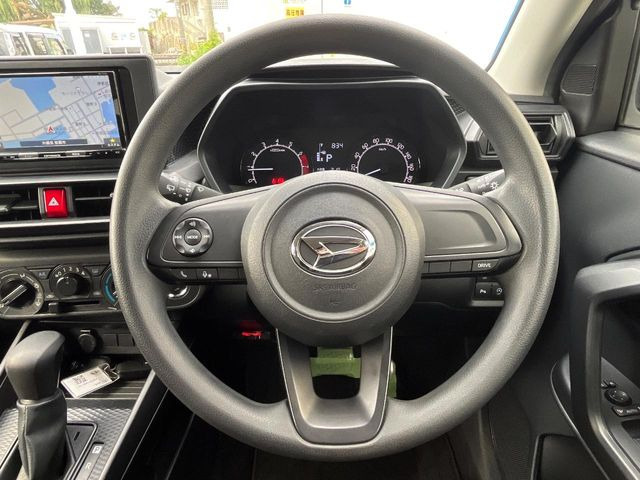 �C���e���A�ɍ��킹���f�U�C���̃X�e�A�����O�́A�^�]�������̂��Ƃ��l���A�^�]���₷���`��A�傫���ł��B�����x�A���ۂɐG���Ă��m���߂��������B