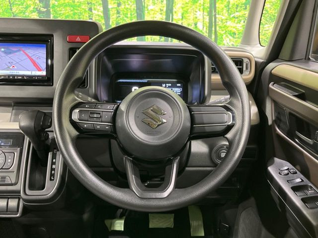 �C���e���A�ɍ��킹���f�U�C���̃X�e�A�����O�́A�^�]�������̂��Ƃ��l���A�^�]���₷���`��A�傫���ł��B�����x�A���ۂɐG���Ă��m���߂��������B