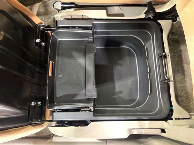 �y�V�[�g�A���_�[�{�b�N�X�z�V�[�g�̉��ɑ�e�ʂ̎��[�X�y�[�X��������Ă���A�C���ԃO�b�Y�ȂǁA�O���猩��ꂽ���Ȃ����̂�����������[�ł��ĕ֗�!