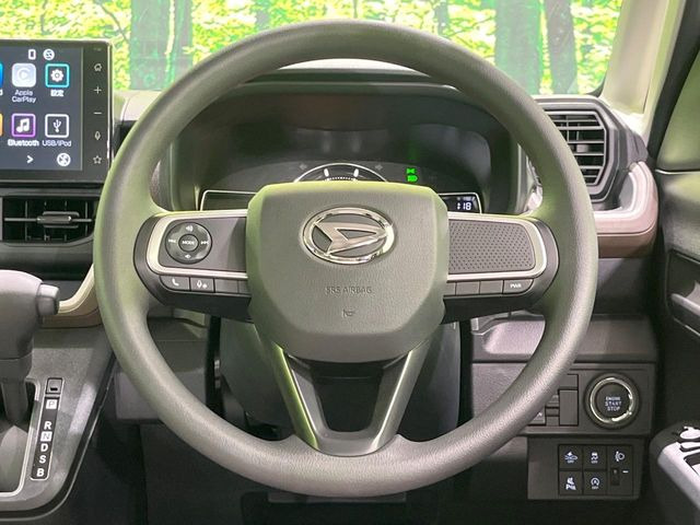 �C���e���A�ɍ��킹���f�U�C���̃X�e�A�����O�́A�^�]�������̂��Ƃ��l���A�^�]���₷���`��A�傫���ł��B�����x�A���ۂɐG���Ă��m���߂��������B