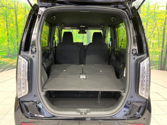 ���i�̂���������ʋ΁A���}���ɏ\���ȉ׎��X�y�[�X���m�ۂ��Ă���܂��B�Z�J���h�V�[�g��|���ƁA�傫�ȉו��̐ύڂ��\�ł���