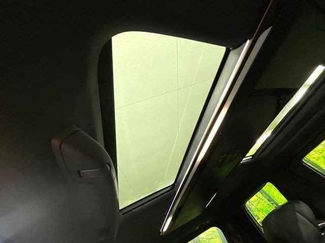 【左右独立ムーンルーフ】2列目左右席にそれぞれ配置されたガラスルーフ!日差しに合わせて片側だけシェードを閉めることも可能です!