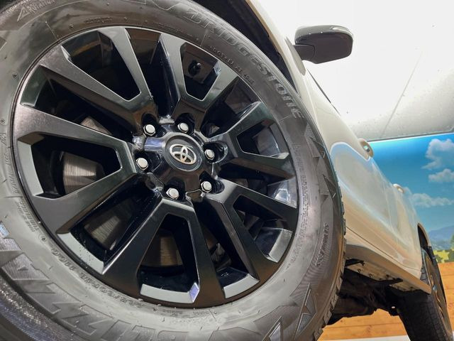 �y����18�C���`�A���~�z�C�[���z�O�ςɃ}�b�`���������A���~�z�C�[���𑕒����Ă���܂��B�e��ЊO�A���~�z�C�[����A�X�^�b�h���X�^�C�����戵�����Ă���܂��B���񂲑��k����������