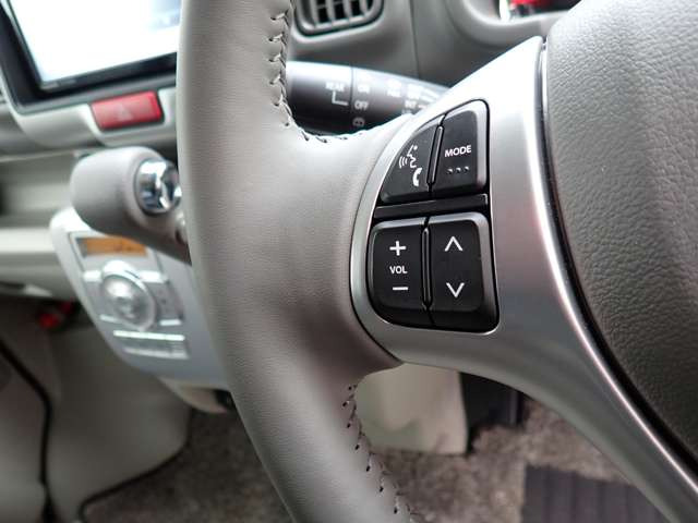 ���X�e�A�����O�X�C�b�`!�X�e�A�����O���������܂܃I�[�f�B�I�@���^�]�A�V�X�g�@�\�𑀍�o���܂���