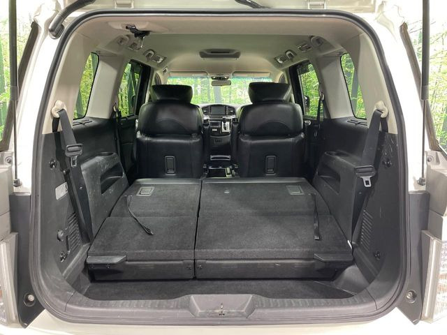 ���i�̂���������ʋ΁A���}���ɏ\���ȉ׎��X�y�[�X���m�ۂ��Ă���܂��B�Z�J���h�V�[�g��|���ƁA�傫�ȉו��̐ύڂ��\�ł���