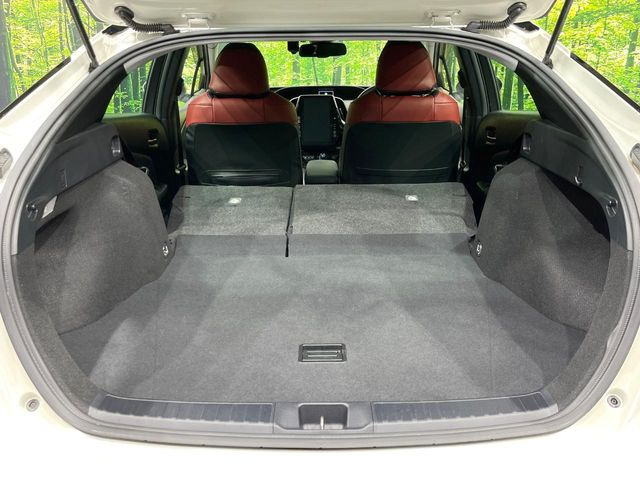 ���i�̂���������ʋ΁A���}���ɏ\���ȉ׎��X�y�[�X���m�ۂ��Ă���܂��B�Z�J���h�V�[�g��|���ƁA�傫�ȉו��̐ύڂ��\�ł���