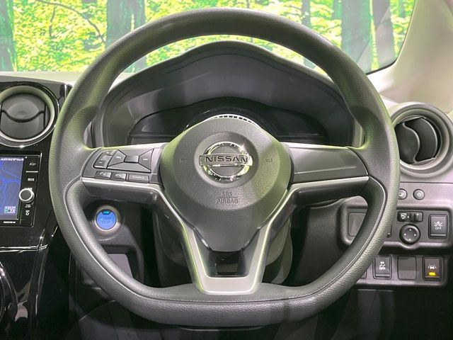 �C���e���A�ɍ��킹���f�U�C���̃X�e�A�����O�́A�^�]�������̂��Ƃ��l���A�^�]���₷���`��A�傫���ł��B�����x�A���ۂɐG���Ă��m���߂��������B