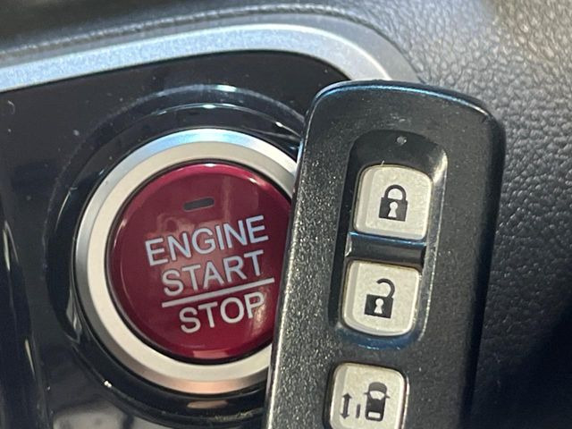 �yHonda�X�}�[�g�L�[�z�J�o����|�P�b�g�ɓ��ꂽ�܂܂ł��h�A�̎{���E�������\�ȃX�}�[�g�L�[�𑕔��B�G���W���̃I���E�I�t�����J�M�����o���K�v����������Ƃ��Ă��֗��ł���