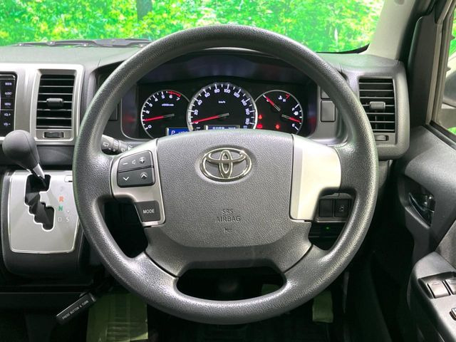 �C���e���A�ɍ��킹���f�U�C���̃X�e�A�����O�́A�^�]�������̂��Ƃ��l���A�^�]���₷���`��A�傫���ł��B�����x�A���ۂɐG���Ă��m���߂��������B