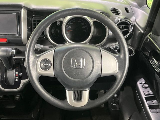 �C���e���A�ɍ��킹���f�U�C���̃X�e�A�����O�́A�^�]�������̂��Ƃ��l���A�^�]���₷���`��A�傫���ł��B�����x�A���ۂɐG���Ă��m���߂��������B