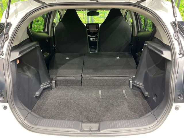 ���i�̂���������ʋ΁A���}���ɏ\���ȉ׎��X�y�[�X���m�ۂ��Ă���܂��B�Z�J���h�V�[�g��|���ƁA�傫�ȉו��̐ύڂ��\�ł���