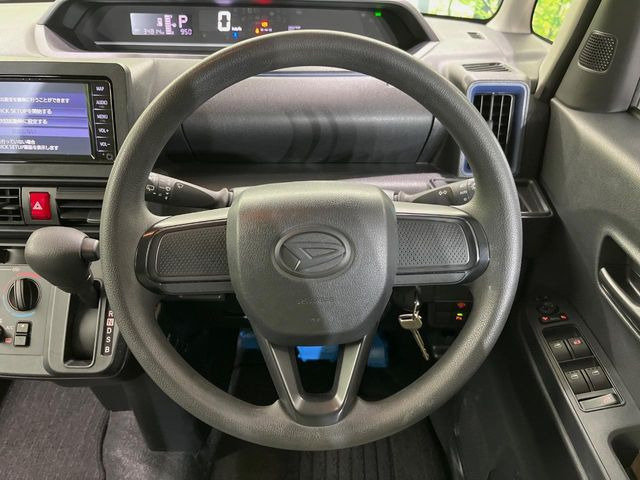 �C���e���A�ɍ��킹���f�U�C���̃X�e�A�����O�́A�^�]�������̂��Ƃ��l���A�^�]���₷���`��A�傫���ł��B�����x�A���ۂɐG���Ă��m���߂��������B