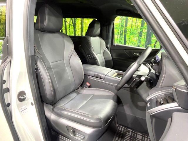 【本革シート】上質な本革を使用し、高級感あふれる本革シート。常に体に触れる部分だから、座り心地の良さにはこだわりたいですね♪汚れの付着や劣化を抑制する内装コーティング施工もおススメですよ♪