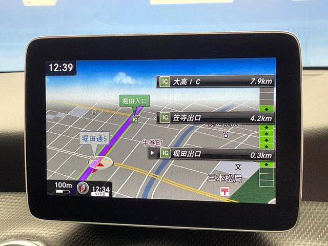 �������i�r:��̊��̂���i�r�́A����������ԓ������o���Ă���܂��BBluetooth�Đ��ȂǃI�[�f�B�I�@�\���[�����Ă���܂��̂ŁA�^�]�����y���߂܂���