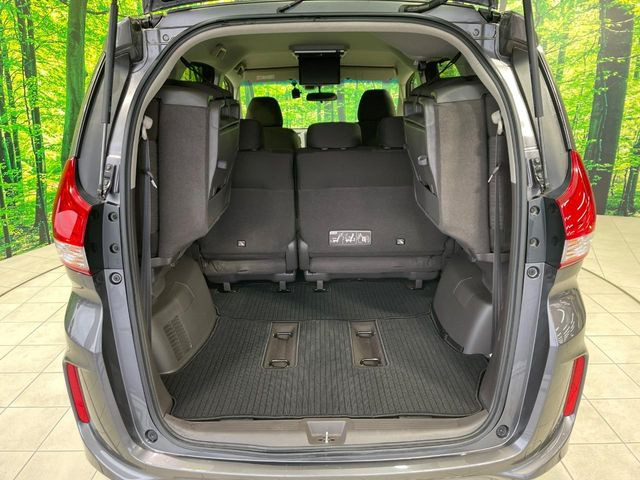 ���i�̂���������ʋ΁A���}���ɏ\���ȉ׎��X�y�[�X���m�ۂ��Ă���܂��B�Z�J���h�V�[�g��|���ƁA�傫�ȉו��̐ύڂ��\�ł���