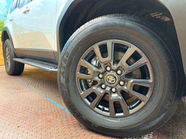 �y����18�C���`�A���~�z�C�[���z�O�ςɃ}�b�`���������A���~�z�C�[���𑕒����Ă���܂��B�e��ЊO�A���~�z�C�[����A�X�^�b�h���X�^�C�����戵�����Ă���܂��B���񂲑��k����������