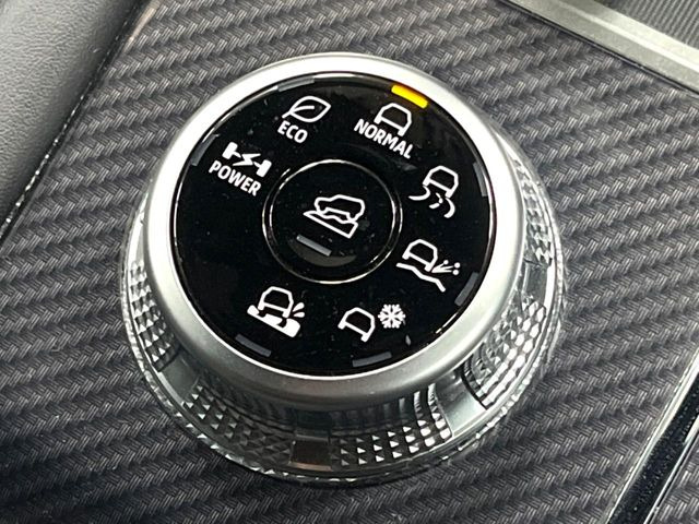 �y�h���C�u���[�h�Z���N�^�[�z�_�C������ŊȒP�Ƀ��[�h�ؑւ��\���R��d����2WD���[�h����A�ᓹ��{�i�I�ȃI�t���[�h�ł������4WD LOCK���[�h�܂ŁA���L���g�����ɑΉ����Ă��܂��B