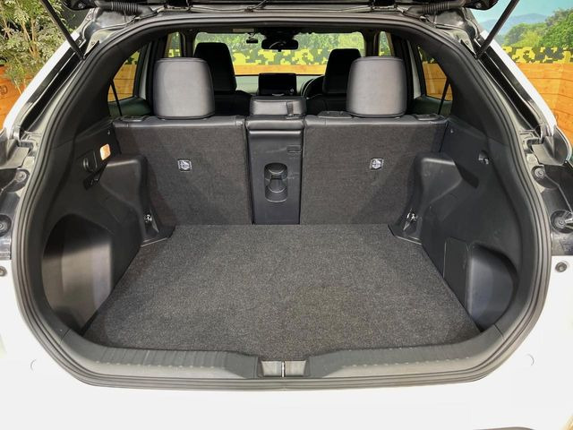 ���i�̂���������ʋ΁A���}���ɏ\���ȉ׎��X�y�[�X���m�ۂ��Ă���܂��B�Z�J���h�V�[�g��|���ƁA�傫�ȉו��̐ύڂ��\�ł���