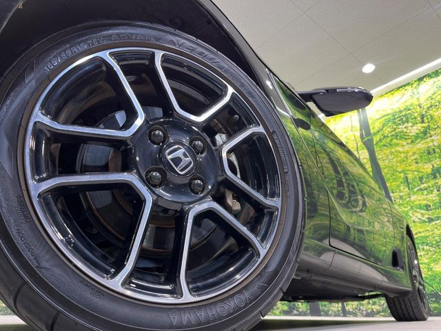 �y����15�C���`�A���~�z�C�[���z�O�ςɃ}�b�`���������A���~�z�C�[���𑕒����Ă���܂��B�e��ЊO�A���~�z�C�[����A�X�^�b�h���X�^�C�����戵�����Ă���܂��B���񂲑��k����������