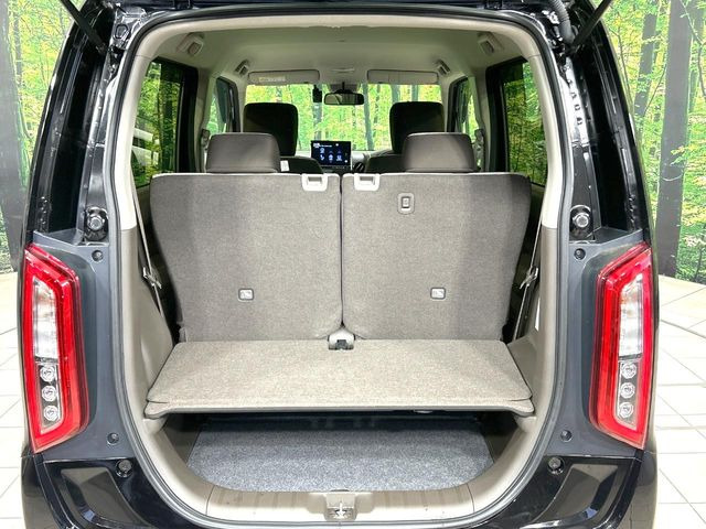 ���i�̂���������ʋ΁A���}���ɏ\���ȉ׎��X�y�[�X���m�ۂ��Ă���܂��B�Z�J���h�V�[�g��|���ƁA�傫�ȉו��̐ύڂ��\�ł���