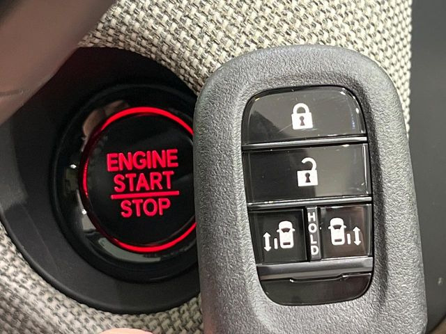 �yHonda�X�}�[�g�L�[�z�J�o����|�P�b�g�ɓ��ꂽ�܂܂ł��h�A�̎{���E�������\�ȃX�}�[�g�L�[�𑕔��B�G���W���̃I���E�I�t�����J�M�����o���K�v����������Ƃ��Ă��֗��ł���