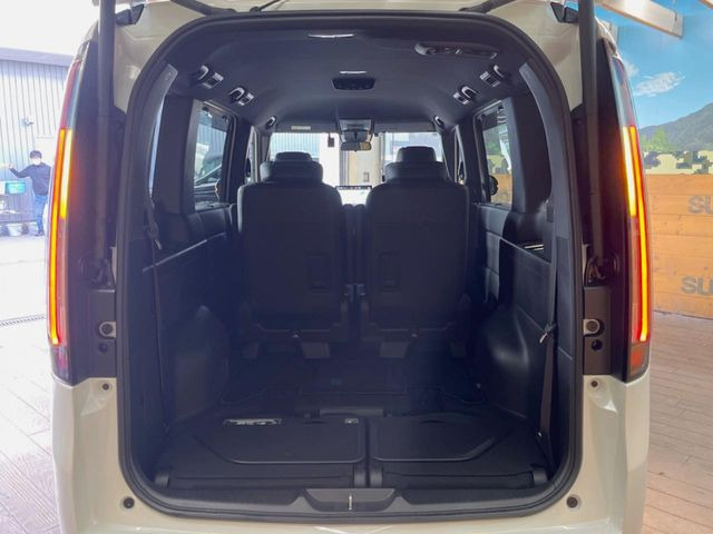 ���i�̂���������ʋ΁A���}���ɏ\���ȉ׎��X�y�[�X���m�ۂ��Ă���܂��B�Z�J���h�V�[�g��|���ƁA�傫�ȉו��̐ύڂ��\�ł���