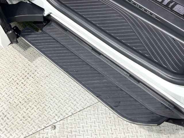 【電動サイドステップ】車高の高いお車でも、これがあれば小さいお子様の乗り降りも楽々♪スライドドアと連動して作動する為、煩わしい操作は不要です!