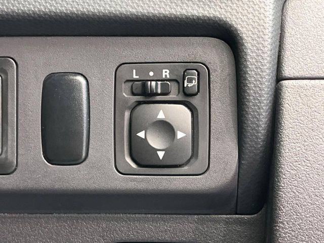 �y�d���i�[�~���[�z�T�C�h�~���[�͓d���i�[���ƂȂ��Ă���A�������ԏ�ł��L�Y�������X�N��}�����܂��B