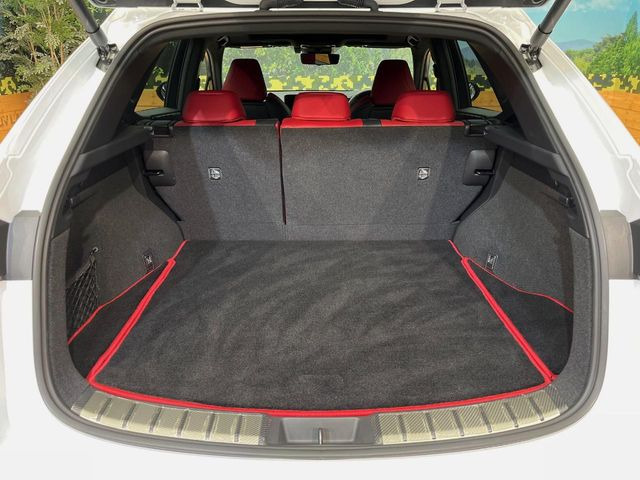 ���i�̂���������ʋ΁A���}���ɏ\���ȉ׎��X�y�[�X���m�ۂ��Ă���܂��B�Z�J���h�V�[�g��|���ƁA�傫�ȉו��̐ύڂ��\�ł���