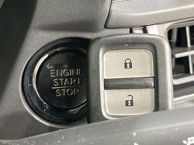 【Hondaスマートキー】カバンやポケットに入れたままでもドアの施錠・解錠が可能なスマートキーを装備。エンジンのオン・オフ時もカギを取り出す必要が無いからとっても便利です♪