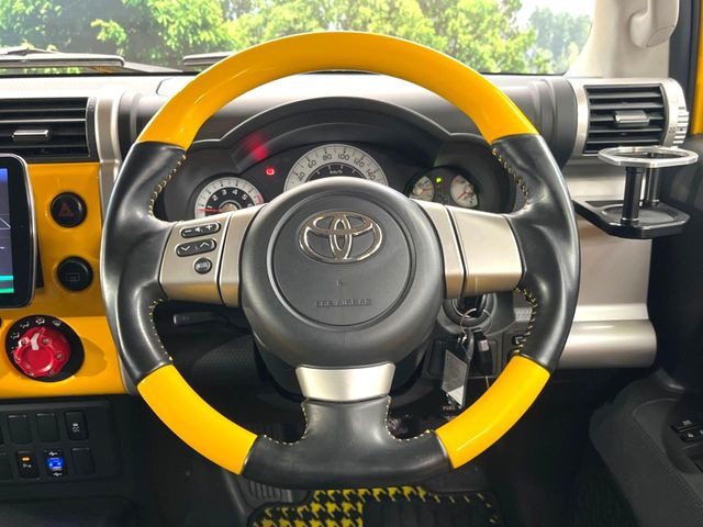 �C���e���A�ɍ��킹���f�U�C���̃X�e�A�����O�́A�^�]�������̂��Ƃ��l���A�^�]���₷���`��A�傫���ł��B�����x�A���ۂɐG���Ă��m���߂��������B