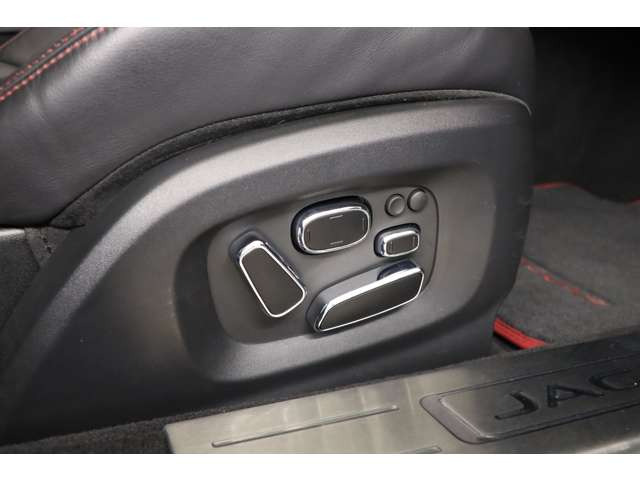 ����Ƀt�����g�f�B�X�v���C�́A�^�]�ȑ��Ə���ȑ��ňقȂ�f���𓯎��ɕ\���ł���ȂǁA����҂ւ̔z�����s���͂��Ă���܂��B