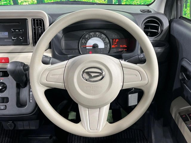 �C���e���A�ɍ��킹���f�U�C���̃X�e�A�����O�́A�^�]�������̂��Ƃ��l���A�^�]���₷���`��A�傫���ł��B�����x�A���ۂɐG���Ă��m���߂��������B