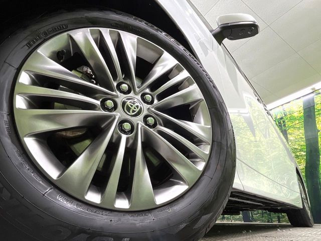 【純正18インチアルミホイール】外観にマッチした純正アルミホイールを装着しております。各種社外アルミホイールや、スタッドレスタイヤも取扱いしております。是非ご相談ください♪